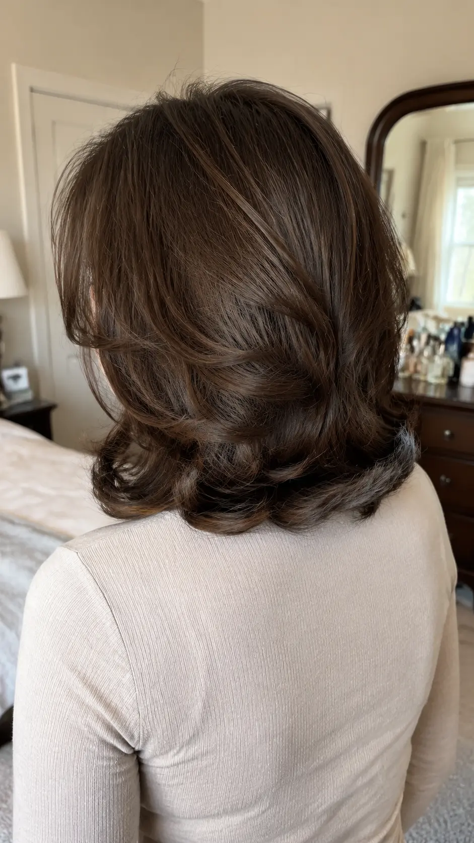 Voluminous 90s blowout on shoulder length hair